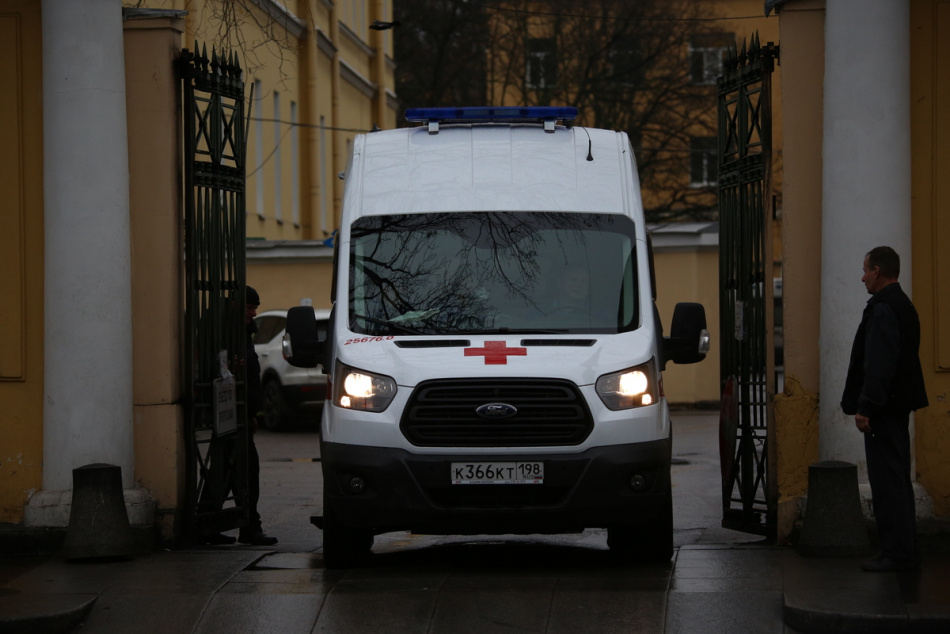 Стало известно о состоянии девушки, упавшей на рельсы в петербургском метро